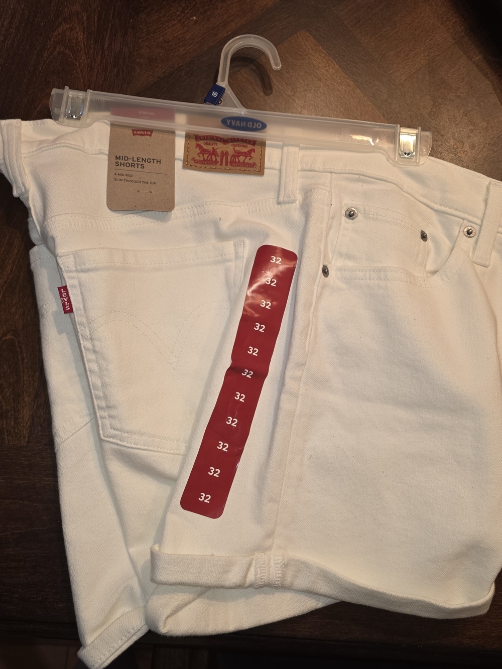 Levi's White Women's Nwt Never Worn  Mid-Length Relaxed Denim Shorts